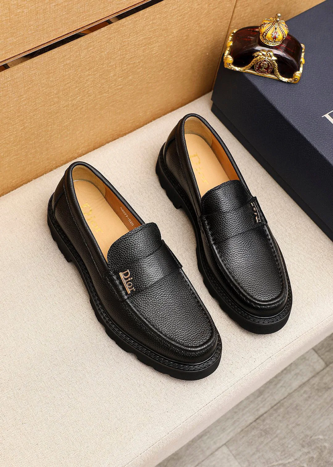 Men's shoes 💰480 💐 Product trademark: Dior "Dior" casual leather shoes Regular size: 39-44 (45🉑️customized) Product materials: Selected Italian imported first-layer pebbled cowhide leather upper + classic hardware buckle, imported water-dyed 🐂 cowhide lining. Strong three-dimensional visual effect, original outsole color: 2 colors available